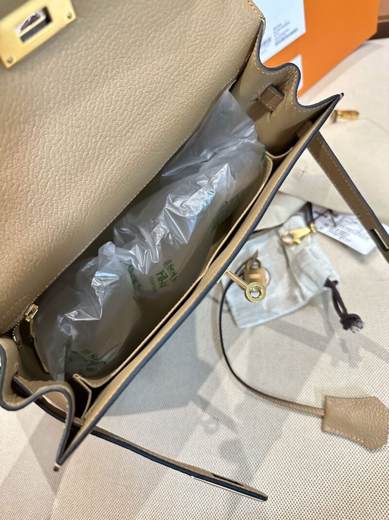 Hermès Kelly 28 Chevre Biscuit Gold Hardware - Image 6