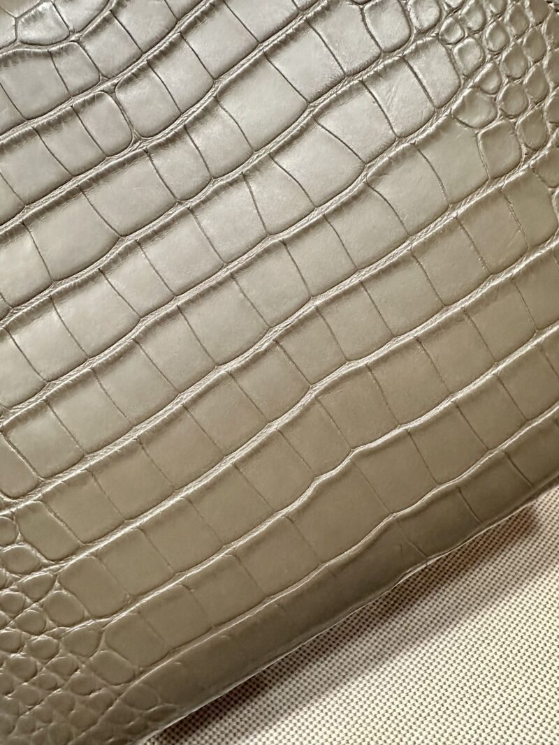Hermès Kelly 25 Matte Alligator Origan Gold Hardware - Image 17