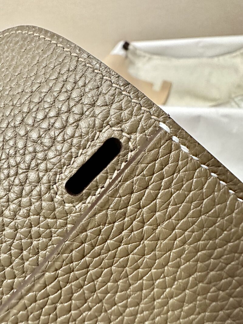 Hermès Halzan 25 Taurillon Clemence & Swift Etoupe Gold Hardware - Image 5