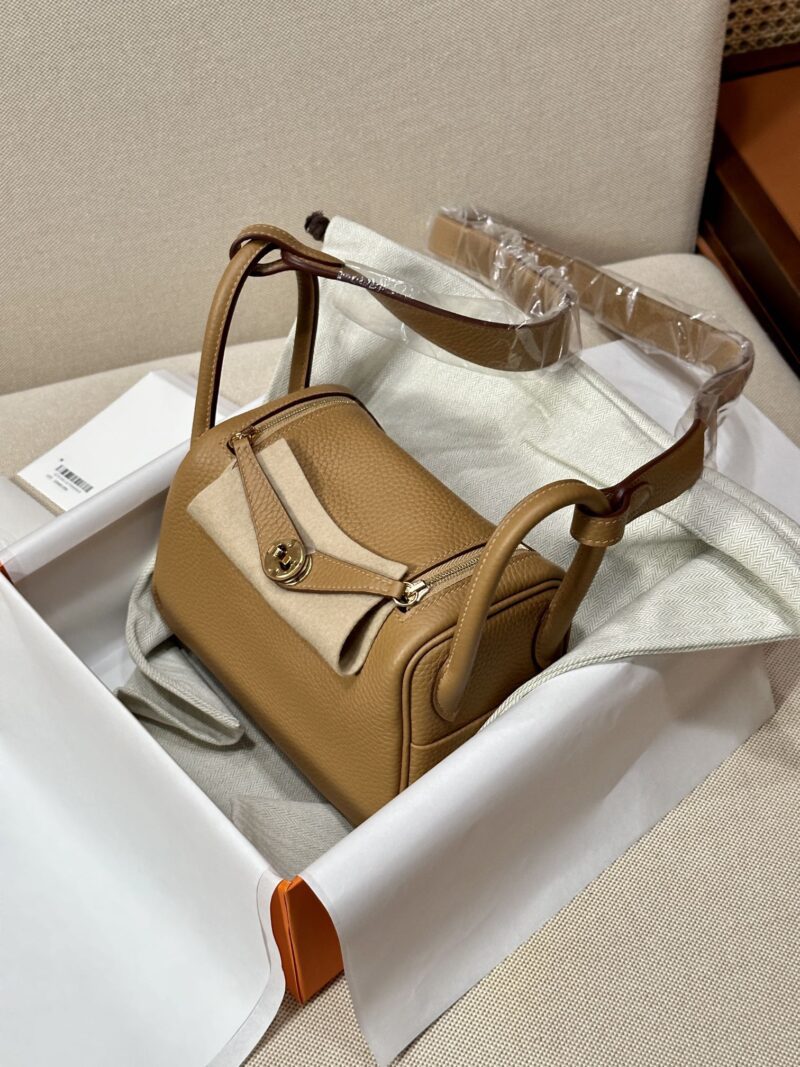 Hermès Mini Lindy 20 Taurillon Clemence Biscuit Gold Hardware - Image 2