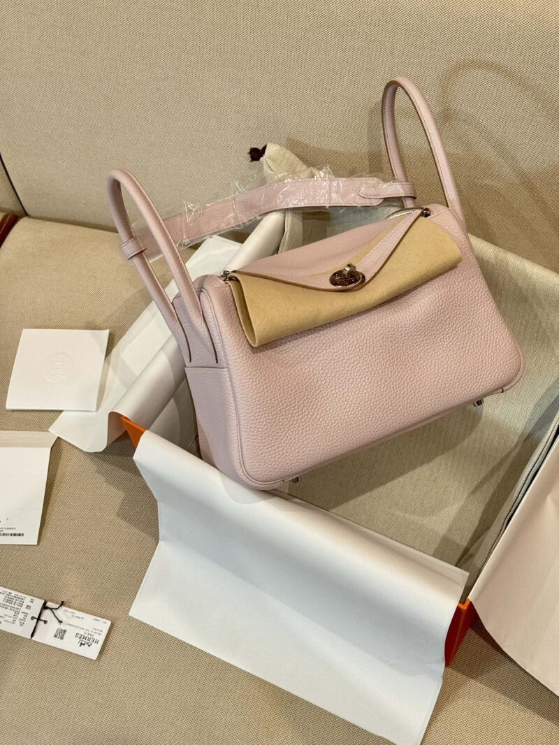 Hermès Lindy 26 Taurillon Clemence Mauve Pale & Nata Silver Hardware - Image 2