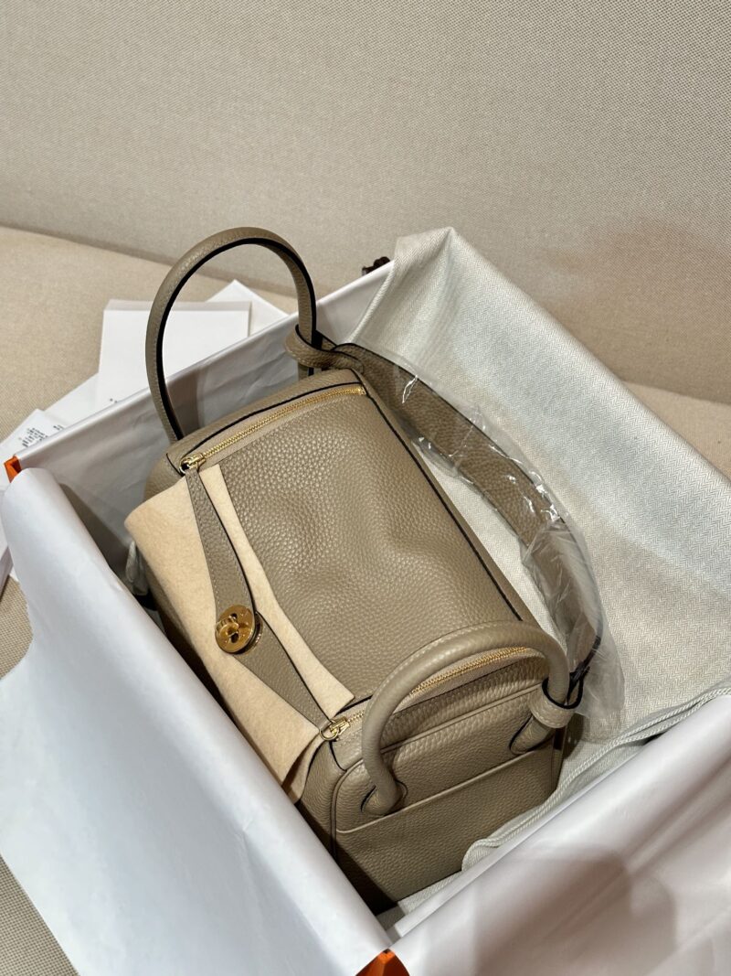 Hermès Lindy 26 Taurillon Clemence Beige Marfa Gold Hardware - Image 3