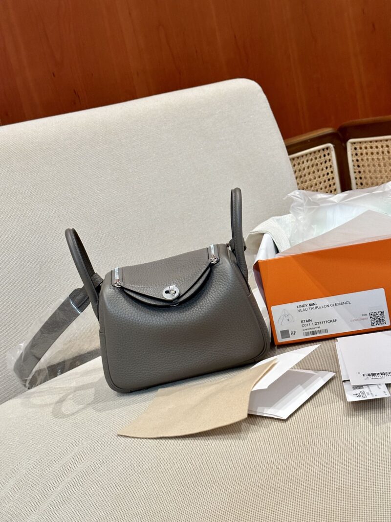 Hermès Mini Lindy 19 Taurillon Clemence Etain Silver Hardware - Image 4