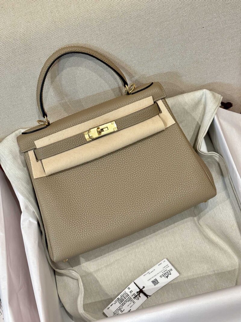 Hermès Kelly 28 Taurillion Clemence Beige Marfa, Gold Gold Hardware