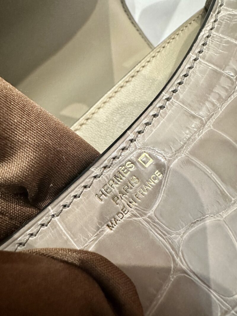 Hermès Constance 19 Gris Tourterelle Shiny Crocodile Gold Hardware - Image 12