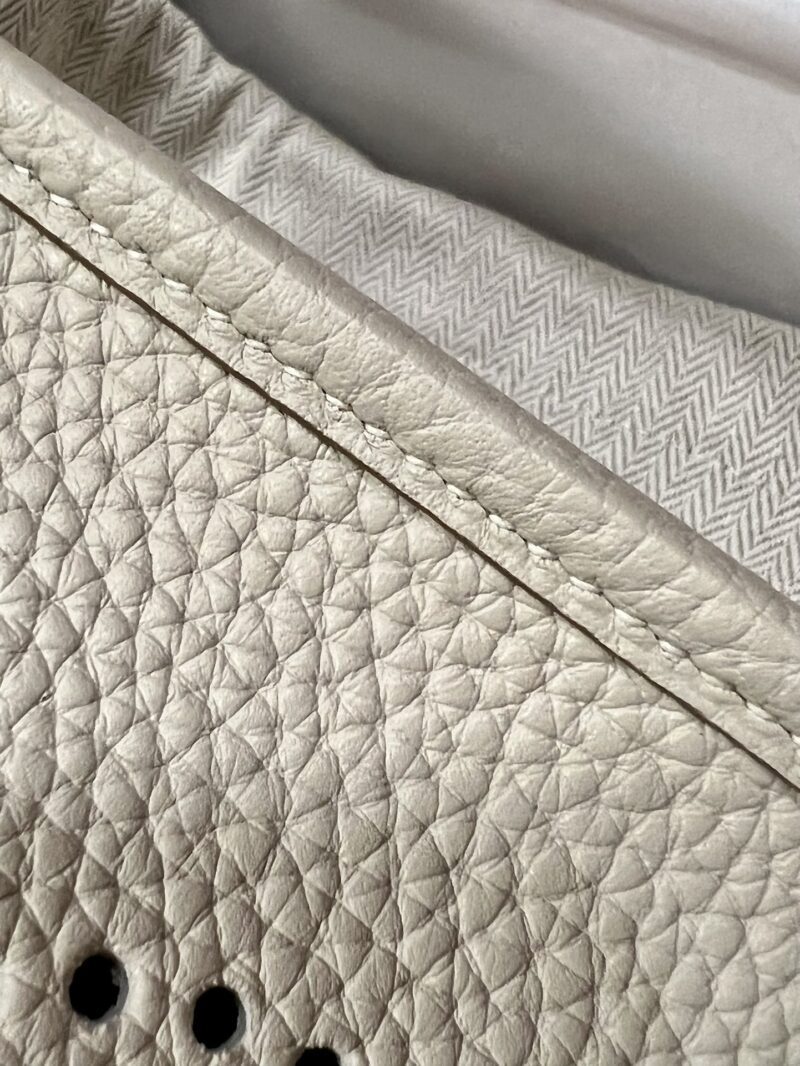 Hermès Mini Evelyne 16 Taurillon Clemence Craie Gold Hardware - Image 6