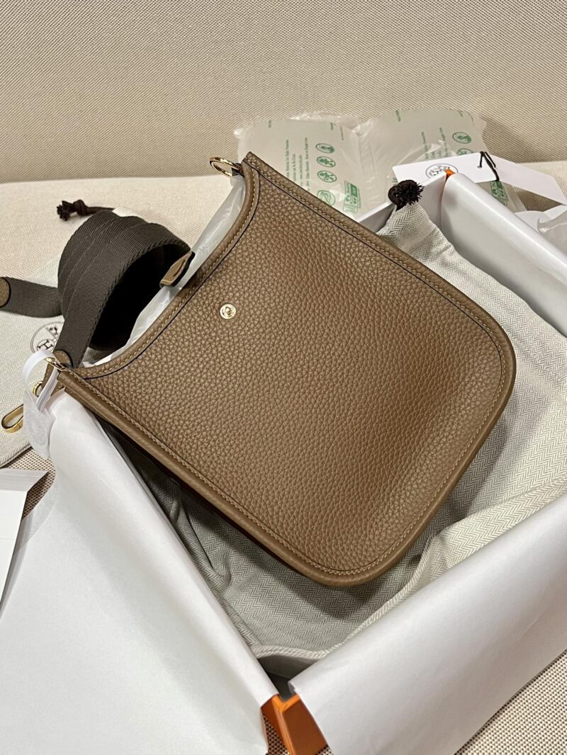 Hermès Mini Evelyne 16 Taurillon Clemence Beige Weimer Gold Hardware - Image 4