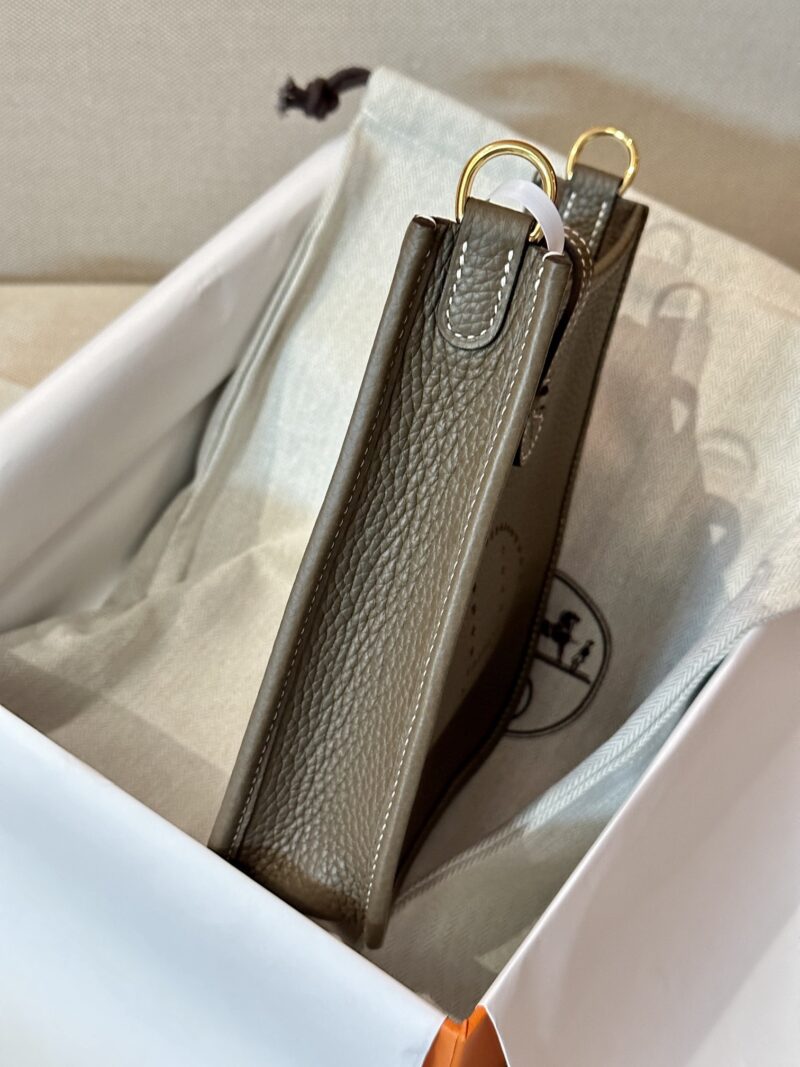 Hermès Mini Evelyne 16 Taurillon Clemence Etoupe Gold Hardware - Image 4