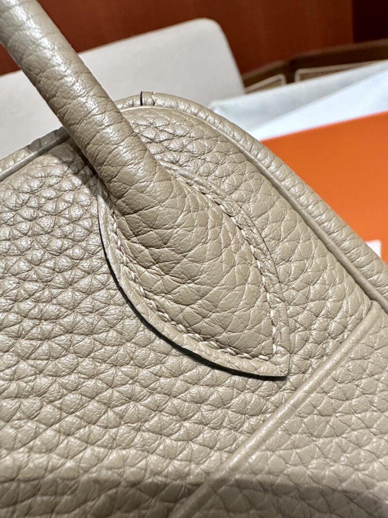 Hermès Lindy 26 Taurillon Clemence Beige Marfa Gold Hardware - Image 11