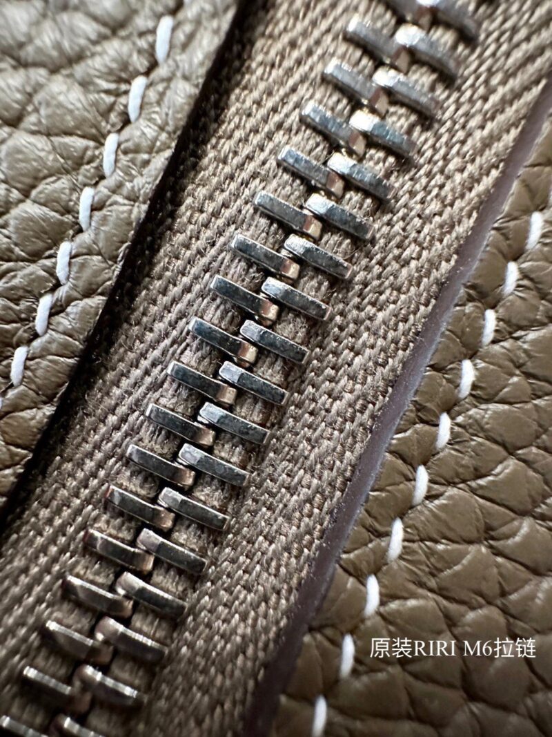 Hermès Lindy 30 Taurillon Clemence Etoupe Silver Hardware - Image 17