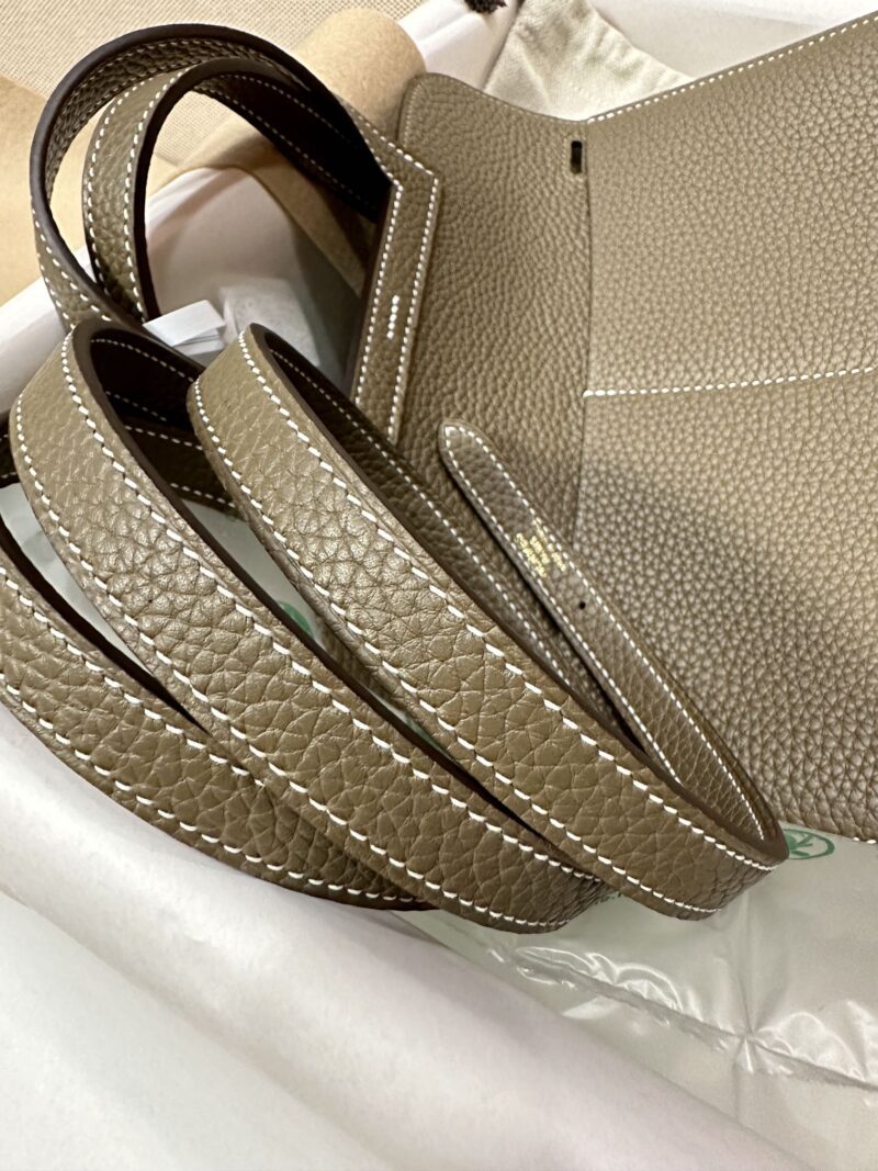 Hermès Halzan 25 Taurillon Clemence & Swift Etoupe Gold Hardware - Image 7