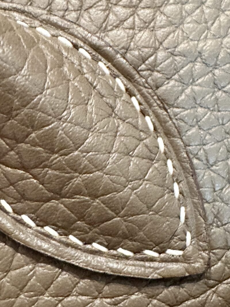 Hermès Lindy 26 Taurillon Clemence Etoupe Gold Hardware - Image 11