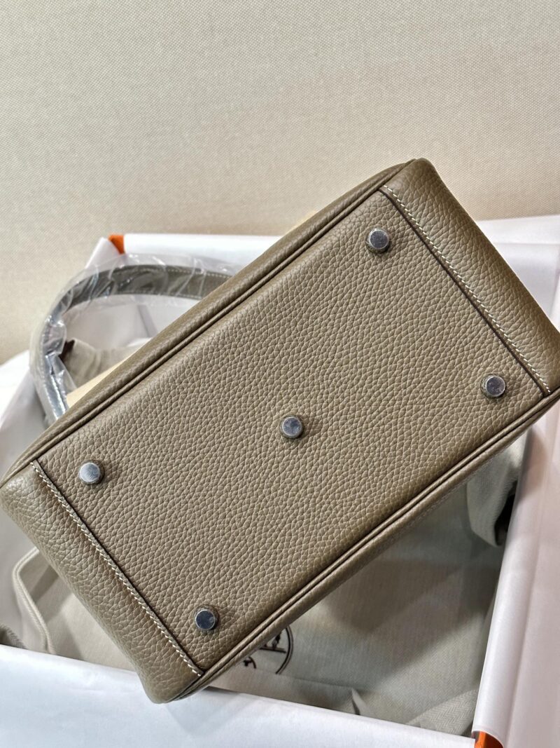 Hermès Lindy 26 Taurillon Clemence Etoupe Silver Hardware - Image 9