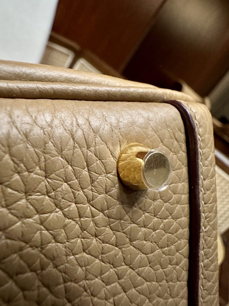 Hermès Mini Lindy 20 Taurillon Clemence Biscuit Gold Hardware - Image 6
