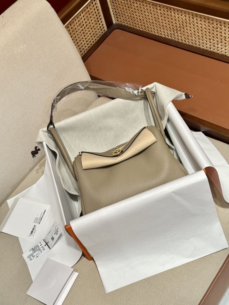 Hermès Lindy 26 Taurillon Clemence Beige Marfa Gold Hardware - Image 2