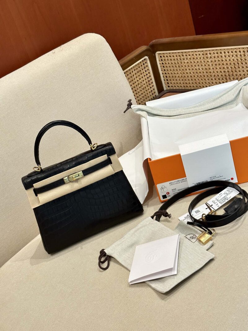Hermès Kelly 25 Matte Crocodile Noir Gold Hardware - Image 4
