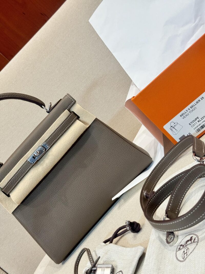 Hermès Kelly 25 Togo Etoupe Silver Hardware - Image 2