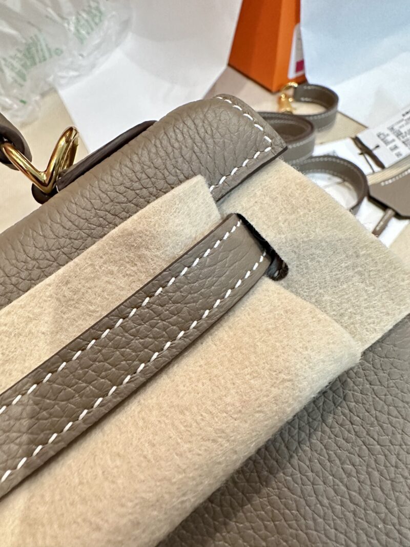 Hermès Kelly 25 Togo Etoupe, Gold Gold Hardware - Image 13