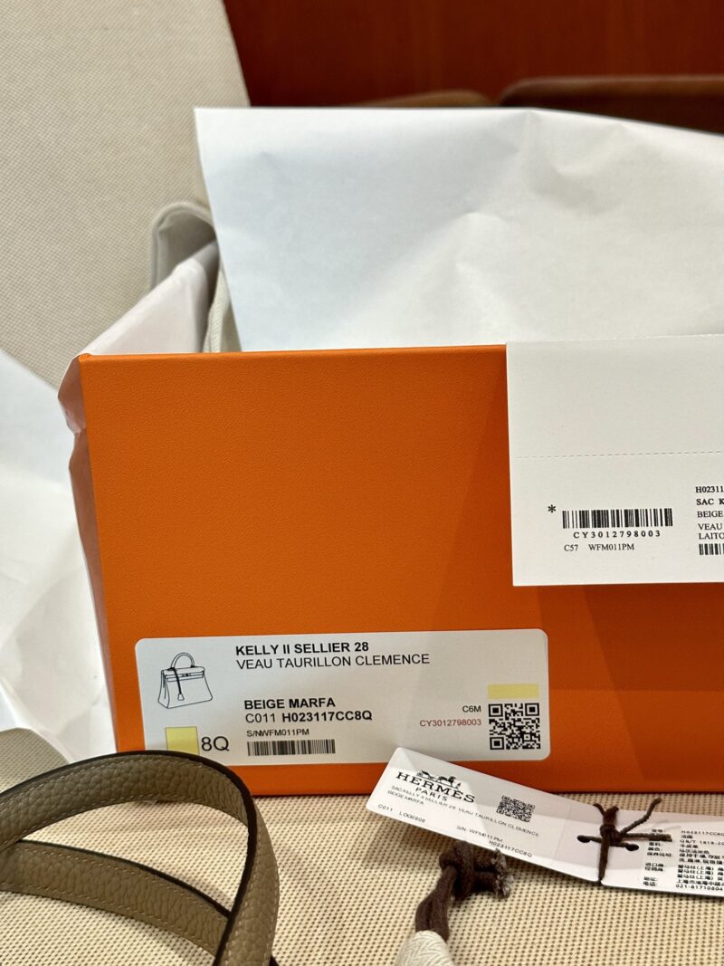 Hermès Kelly 28 Taurillion Clemence Beige Marfa, Gold Gold Hardware - Image 14