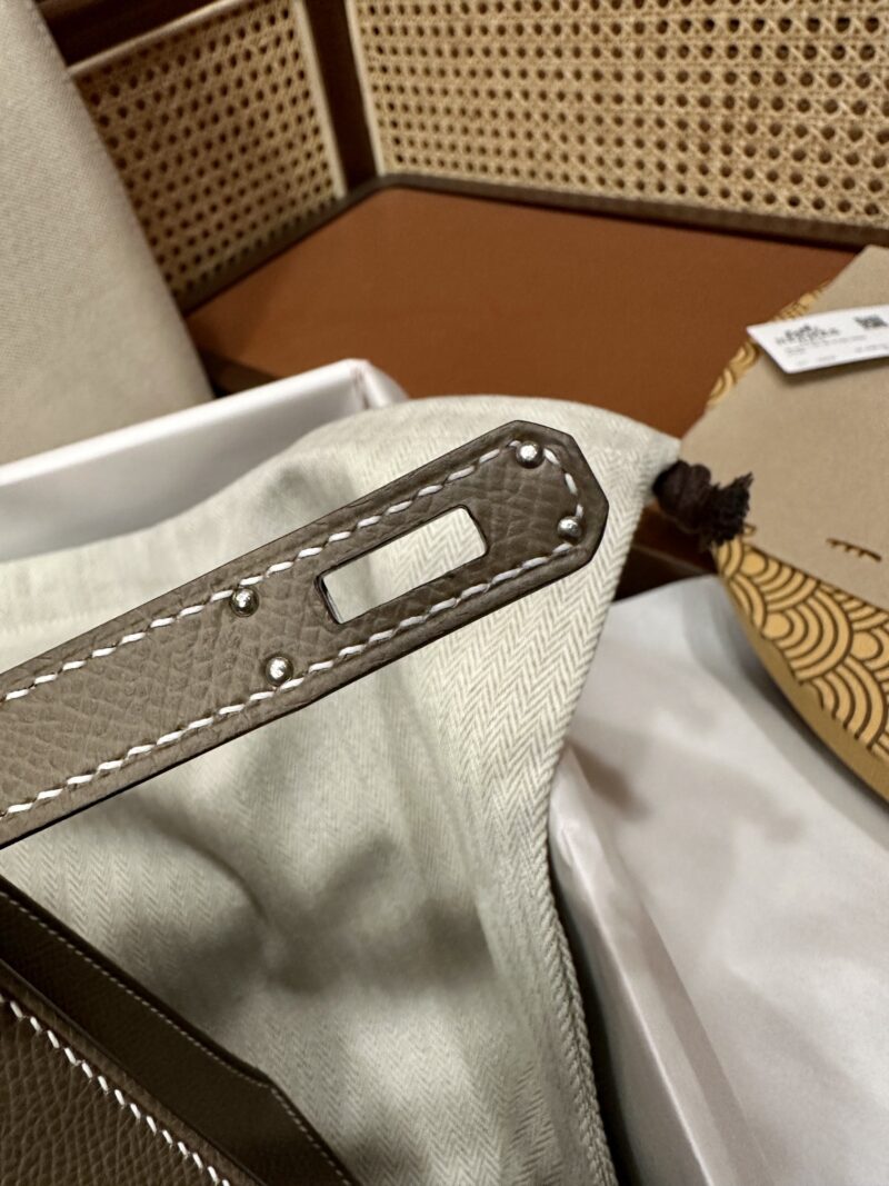 Hermès Kelly 25 Epsom Etoupe, Silver Silver Hardware - Image 8