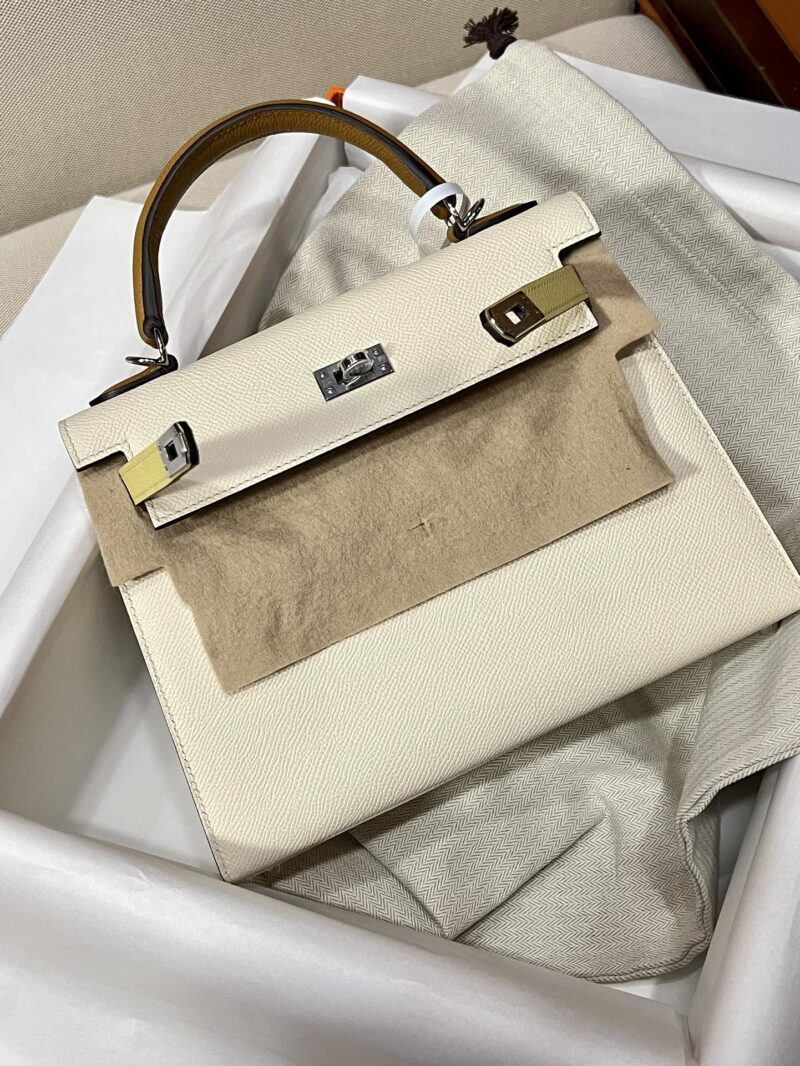 Hermès Kelly 25 Epsom Nata, Jaune Poussin, Sesame Silver Hardware - Image 2