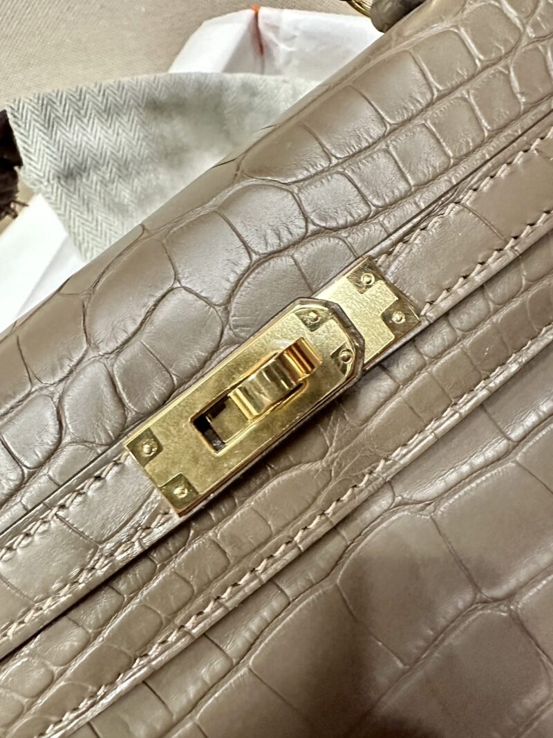 Hermès Kelly 25 Matte Alligator Origan Gold Hardware - Image 9