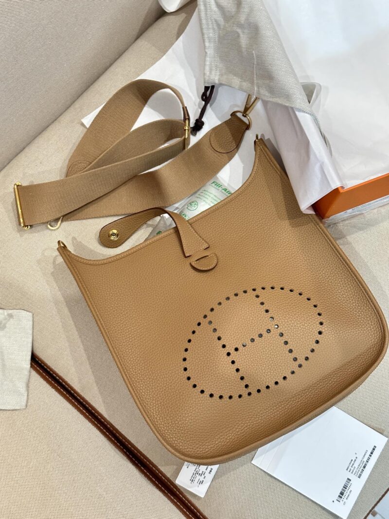 Hermès Evelyne 29 Taurillon Clemence Biscuit Gold Hardware - Image 2