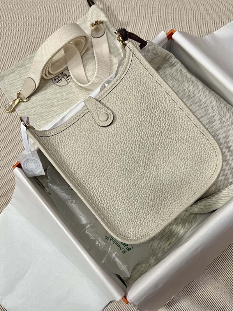 Hermès Mini Evelyne 16 Taurillon Clemence Craie Gold Hardware - Image 4
