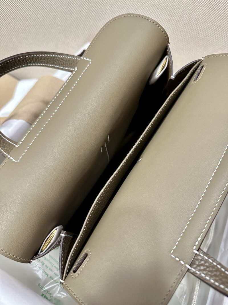 Hermès Halzan 25 Taurillon Clemence & Swift Etoupe Gold Hardware - Image 4
