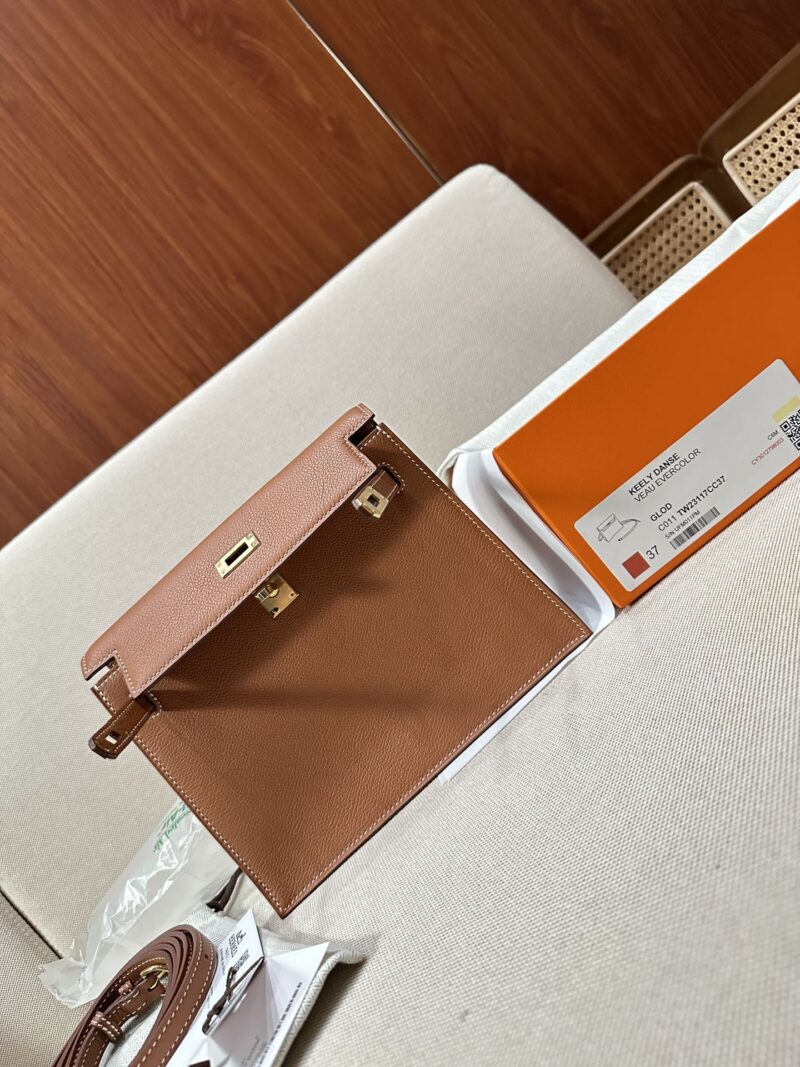 Hermès Kelly Danse 22 Evercolor Gold Gold Hardware - Image 3