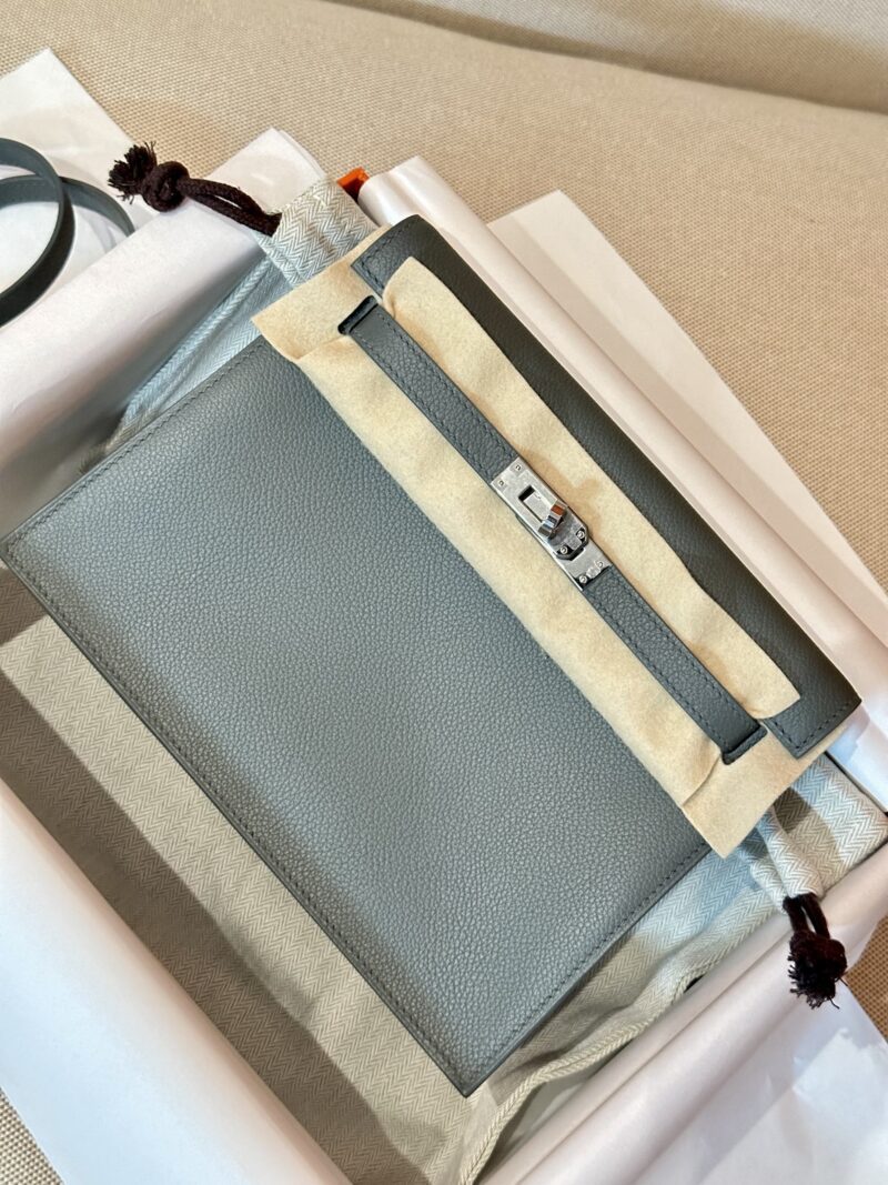 Hermès Kelly Danse 22 Evercolor Vert Amande Silver Hardware - Image 2