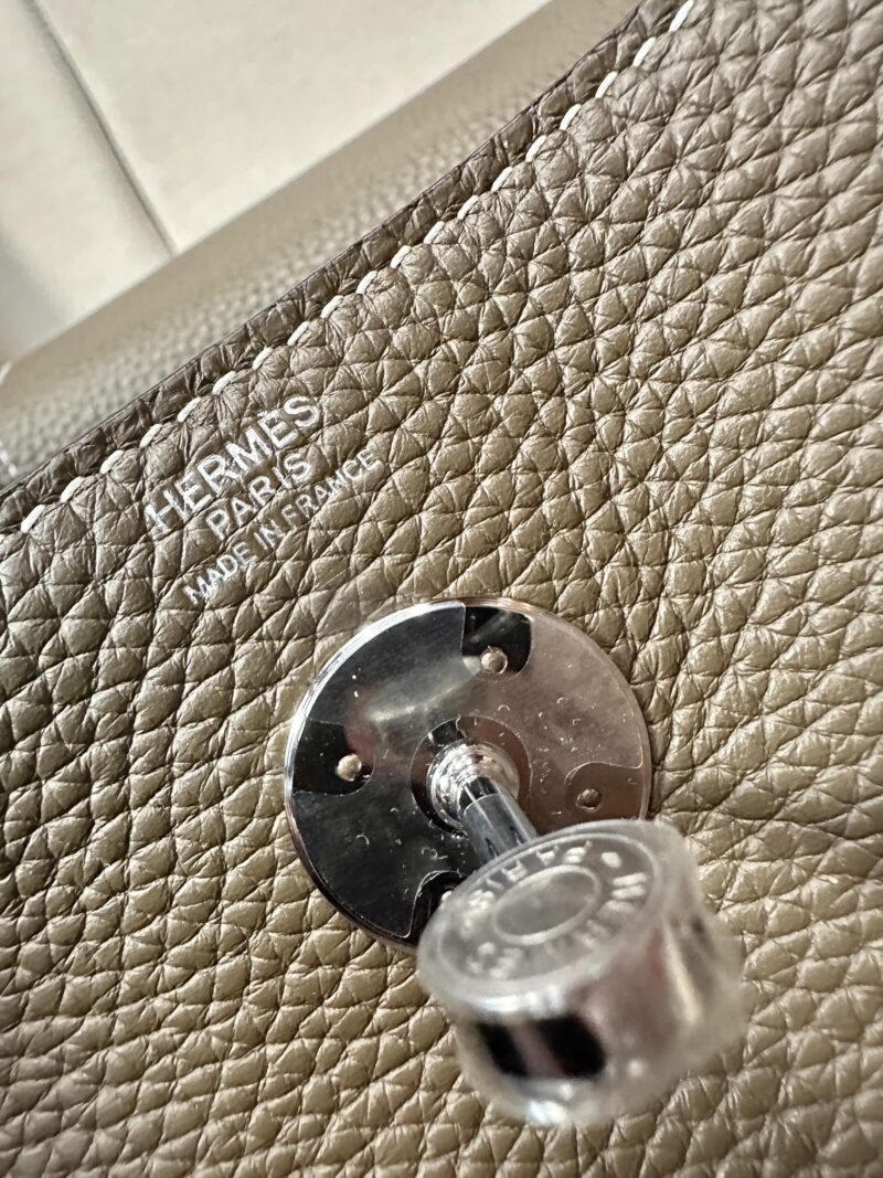 Hermès Lindy 26 Taurillon Clemence Etoupe Silver Hardware - Image 11
