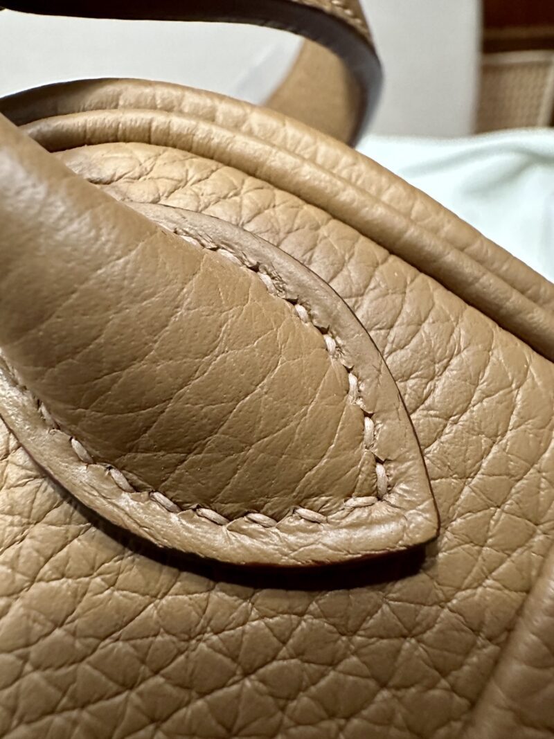 Hermès Mini Lindy 20 Taurillon Clemence Biscuit Gold Hardware - Image 7