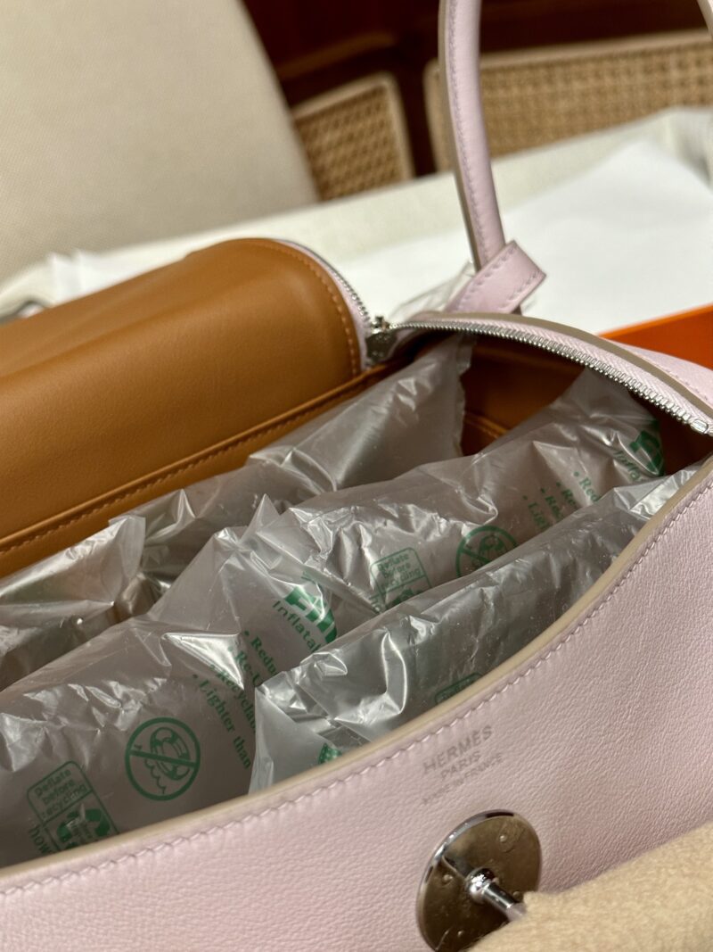 Hermès Lindy 26 Swift Mauve Pale & Gold Gold Hardware - Image 3