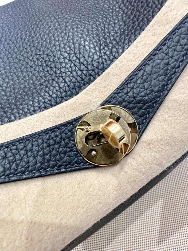 Hermès Lindy 26 Taurillon Clemence Blue Nuit Gold Hardware - Image 8