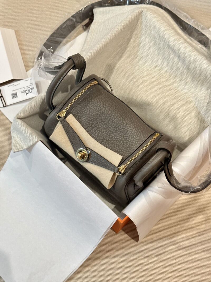 Hermès Mini Lindy 20 Taurillon Clemence Etain Gold Hardware - Image 4