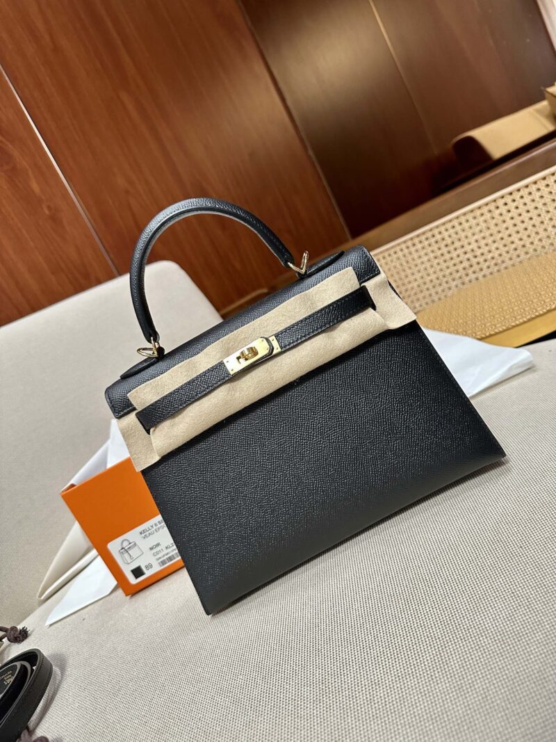 Hermès Kelly 25 Epsom Noir Gold Hardware - Image 4