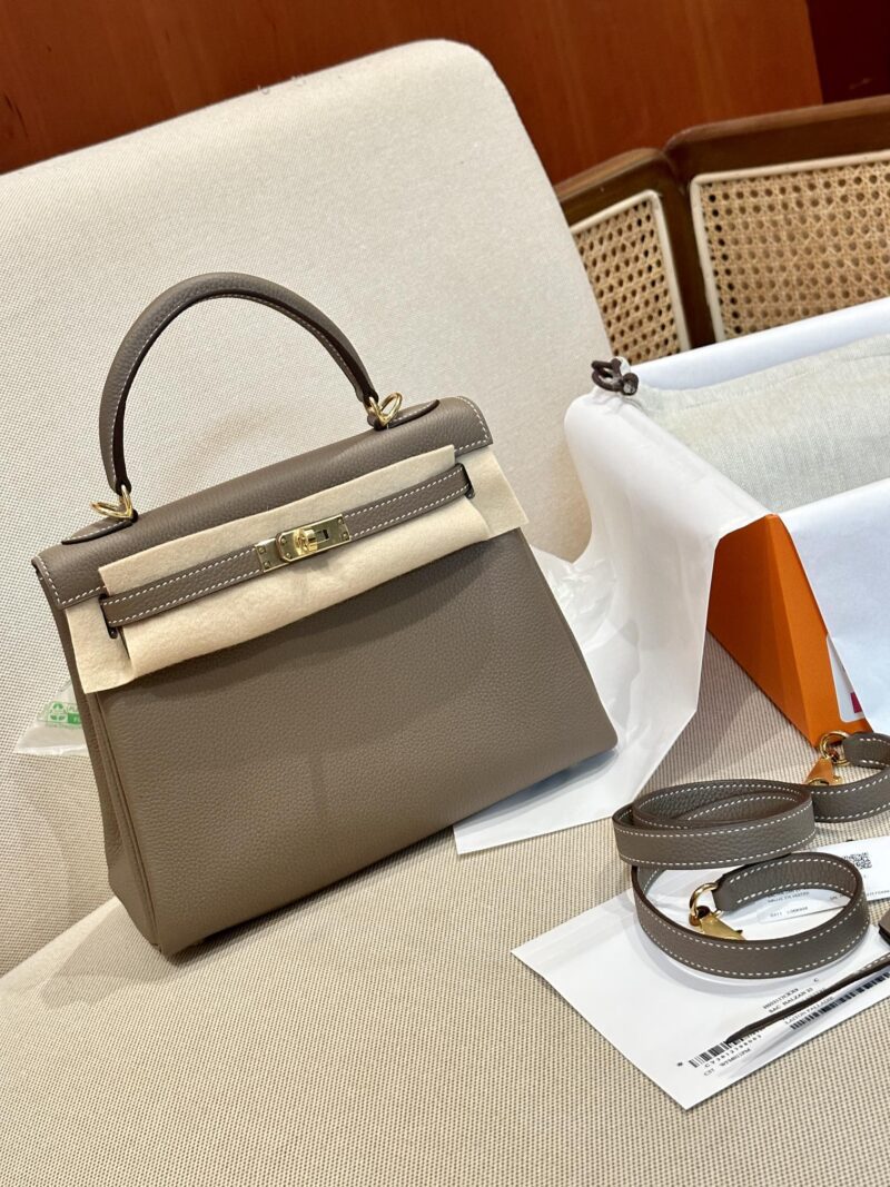 Hermès Kelly 25 Togo Etoupe, Gold Gold Hardware - Image 2