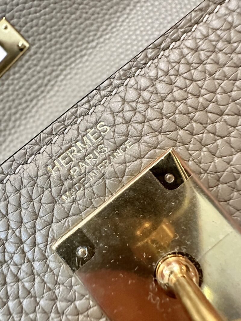 Hermès Kelly 28 Taurillion Clemence Beige Marfa, Gold Gold Hardware - Image 10
