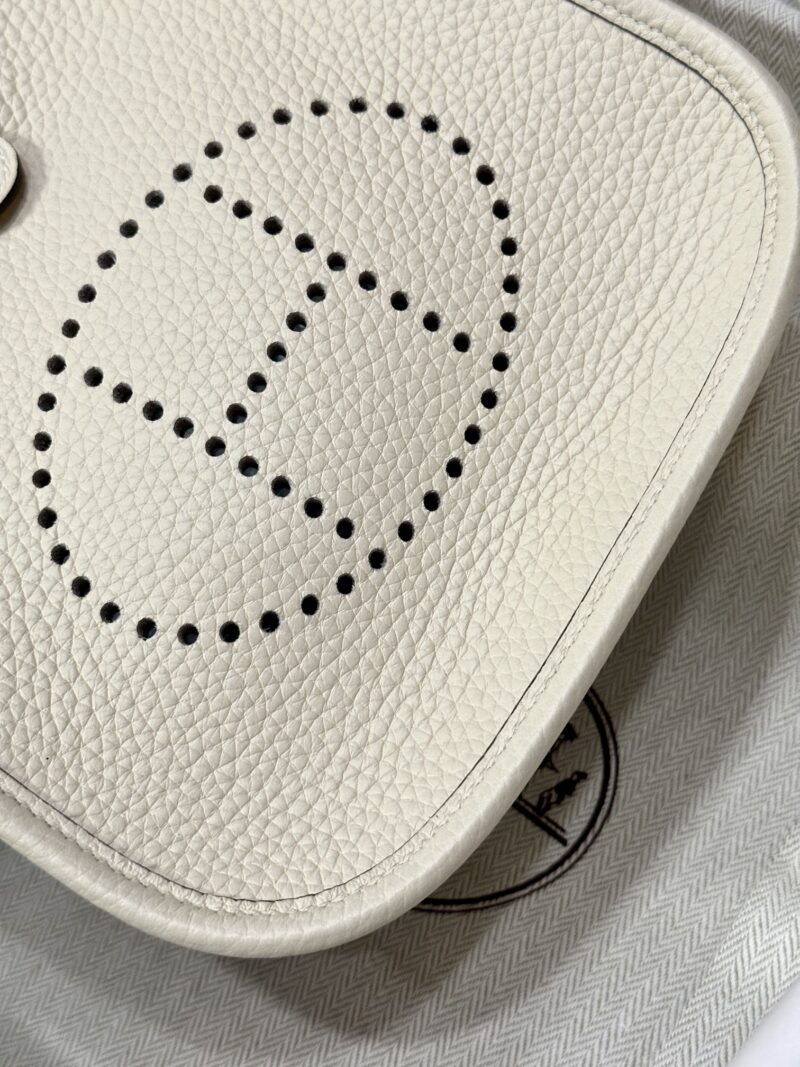 Hermès Mini Evelyne 16 Taurillon Clemence Nata Gold Hardware - Image 4