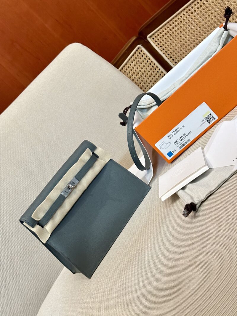 Hermès Kelly Danse 22 Evercolor Vert Amande Silver Hardware - Image 3