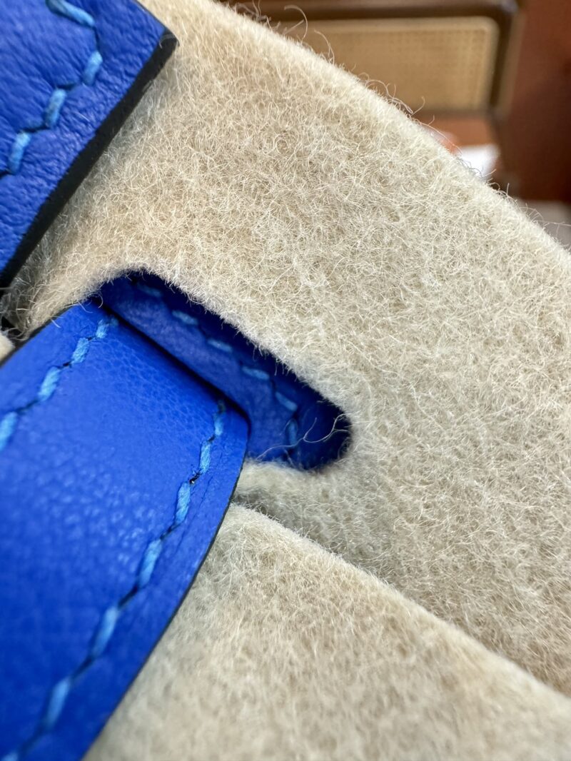 Hermès Kelly Danse 22 Swift Blue Royal Gold Hardware - Image 17
