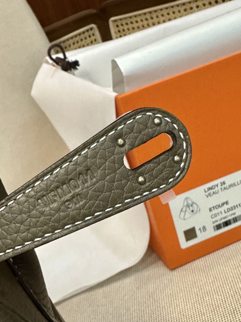 Hermès Lindy 26 Taurillon Clemence Etoupe Silver Hardware - Image 12