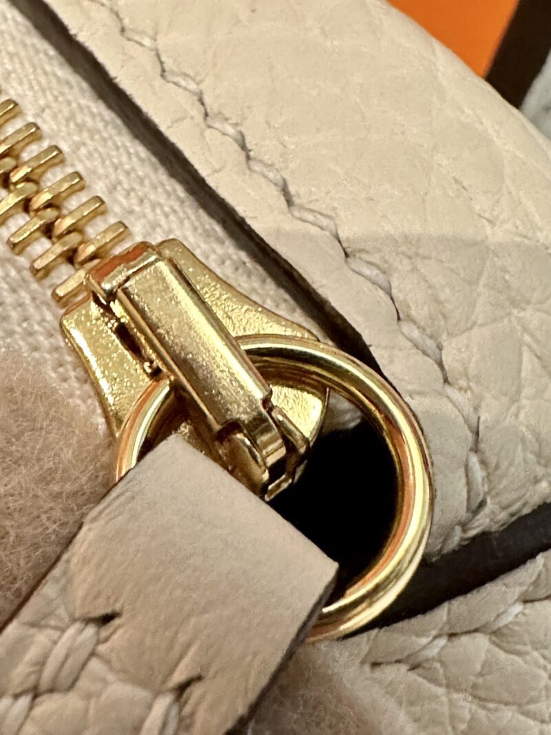 Hermès Lindy 26 Taurillon Clemence Nata Gold Hardware - Image 12
