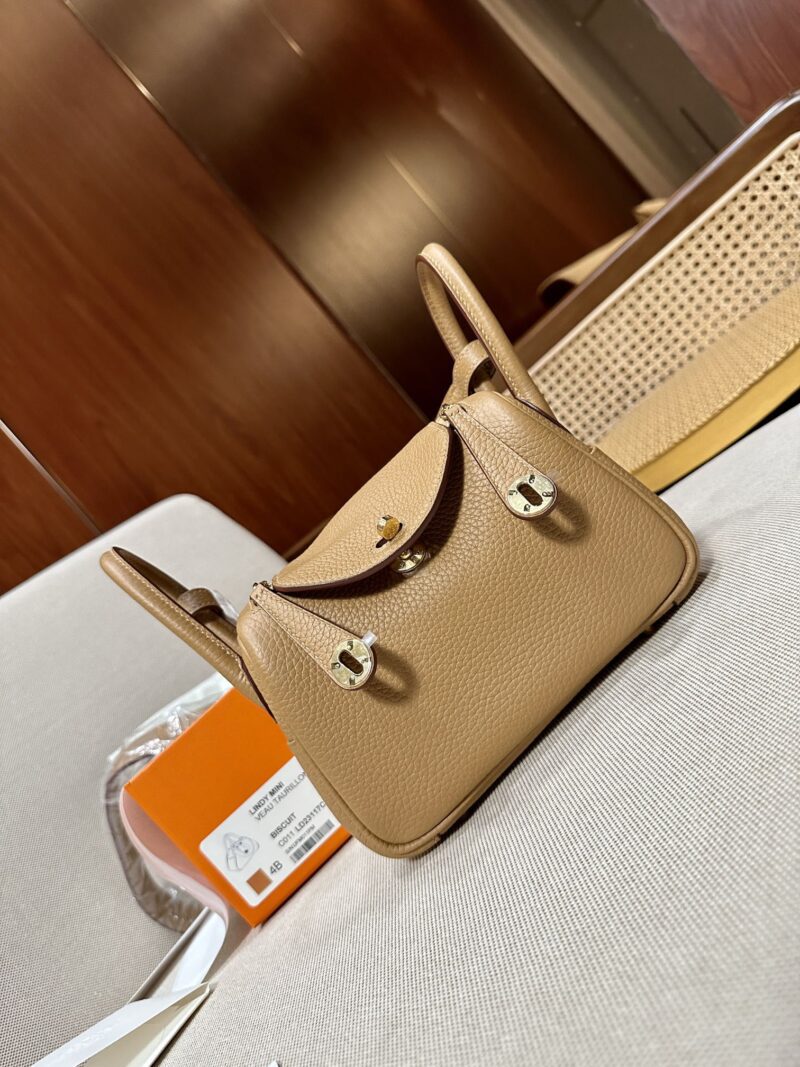 Hermès Mini Lindy 20 Taurillon Clemence Biscuit Gold Hardware - Image 3