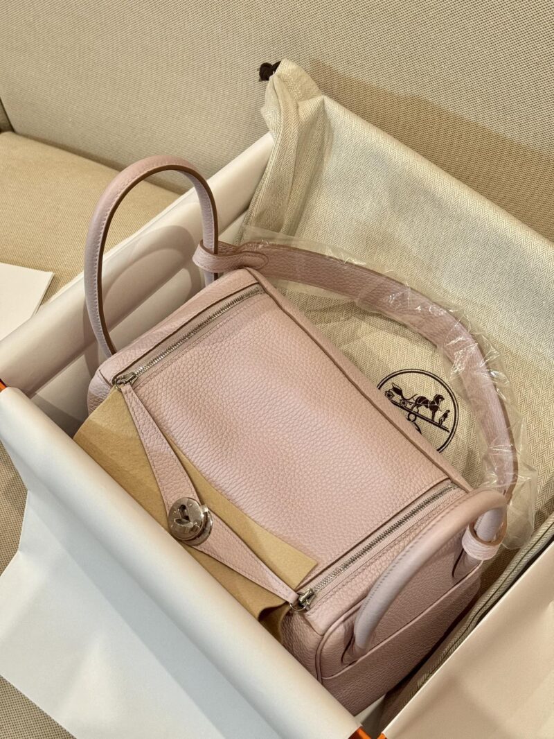 Hermès Lindy 26 Taurillon Clemence Mauve Pale & Nata Silver Hardware - Image 3