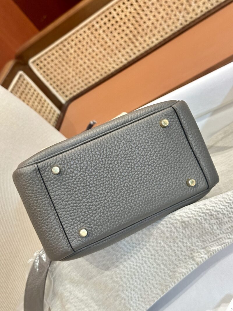 Hermès Mini Lindy 20 Taurillon Clemence Etain Gold Hardware - Image 5