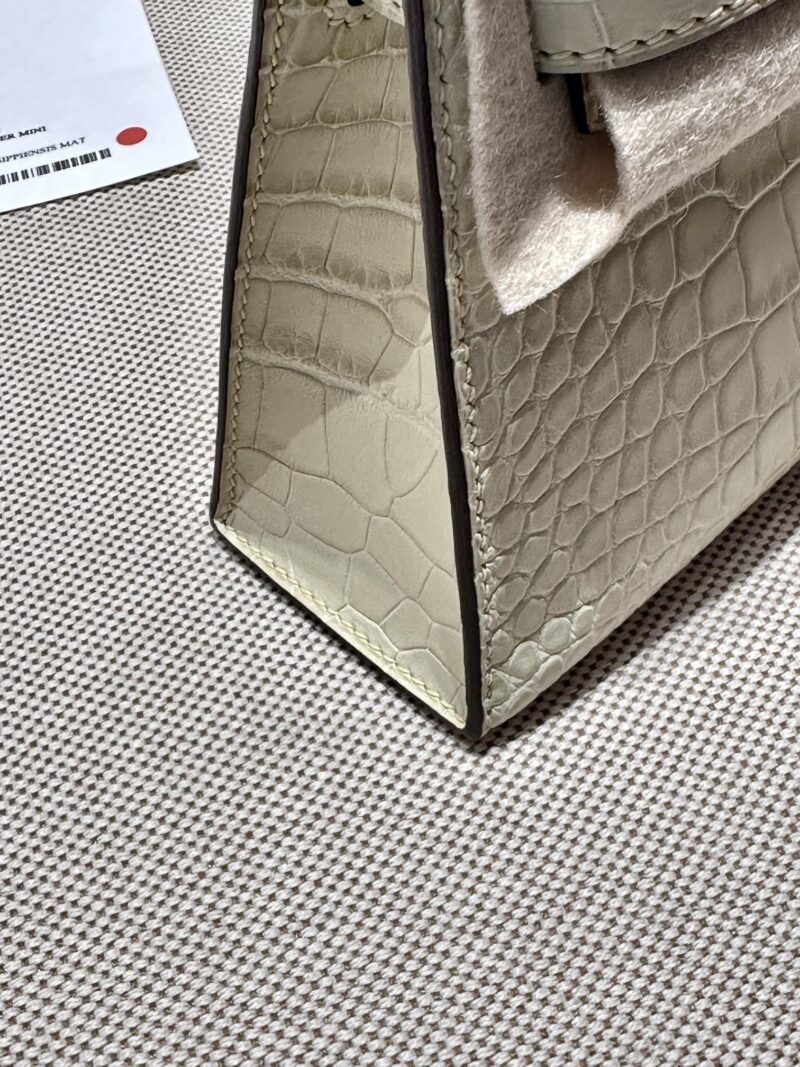 Hermès Mini Kelly 19 Matte Crocodile Vallina Gold Hardware - Image 9