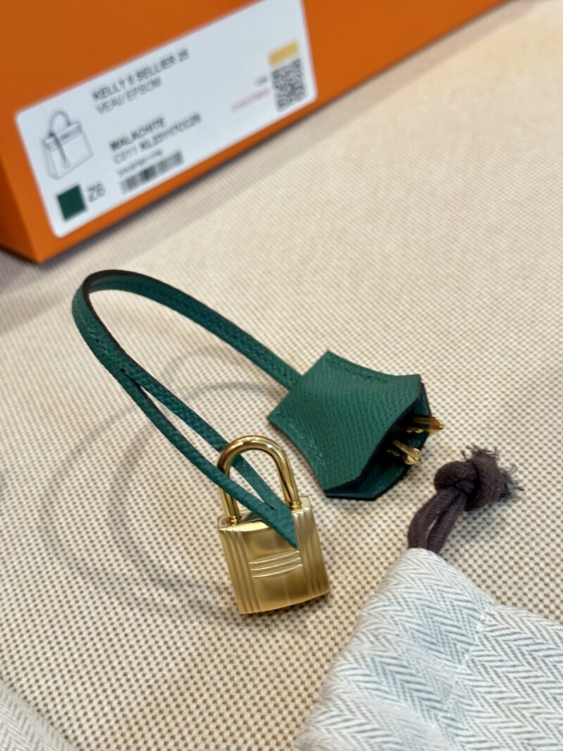 Hermès Kelly 25 Epsom Vert Gold Hardware - Image 14