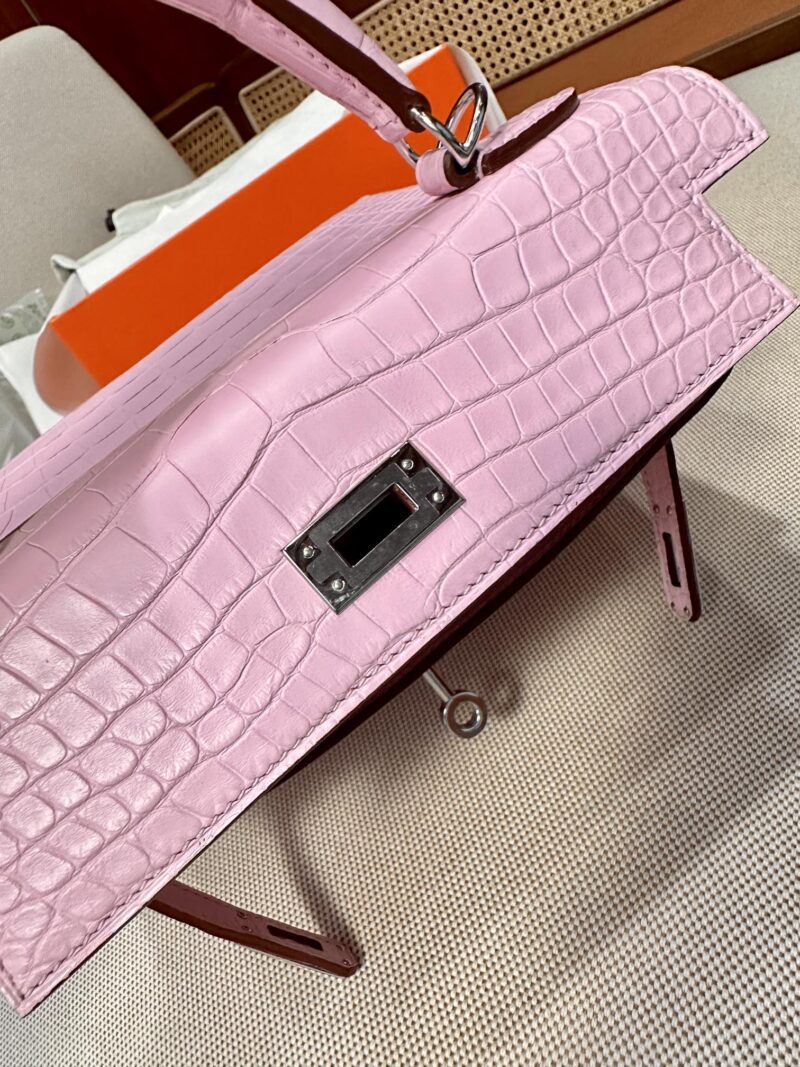 Hermès Kelly 25 Matte Alligator Pink Silver Hardware - Image 12